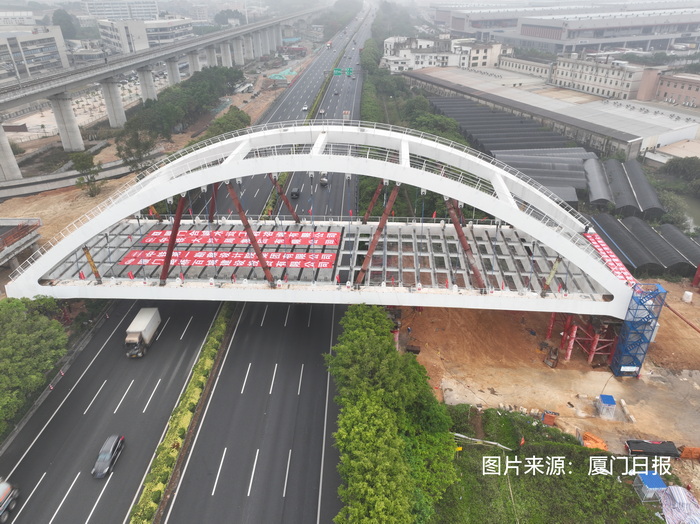 廈門日?qǐng)?bào)：11天“上跨”沈海高速?gòu)B門段 2054噸鋼拱橋?qū)崿F(xiàn)“毫米級(jí)誤差”落腳 跨徑達(dá)90米，頂推距離82.15米，刷新國(guó)內(nèi)同類型施工紀(jì)錄