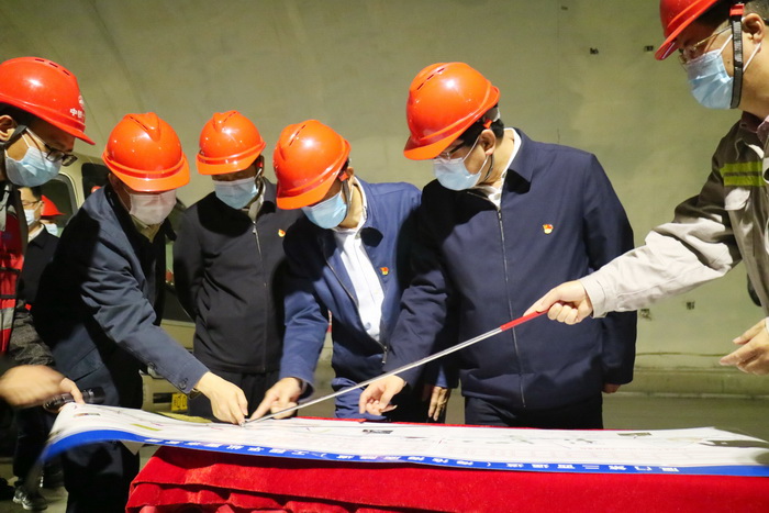0219【工程公司】福建省委常委、廈門市委書記趙龍調(diào)研海滄隧道（第二西通道）項(xiàng)目 (2)_調(diào)整大小.jpg